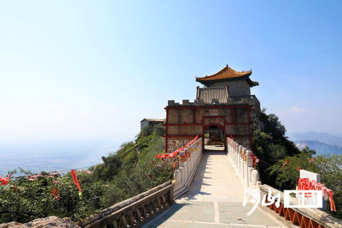 奇秀雞鳴山 一峰飛來(lái)高插云，故云行